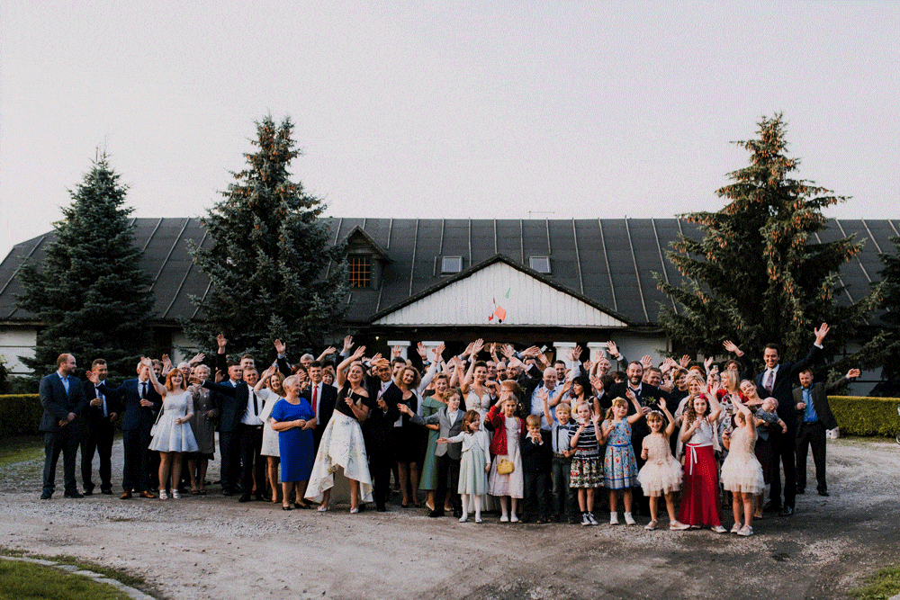 zdjęcie-grupowe-gości-weselnych-na-slubie-w-warszawie